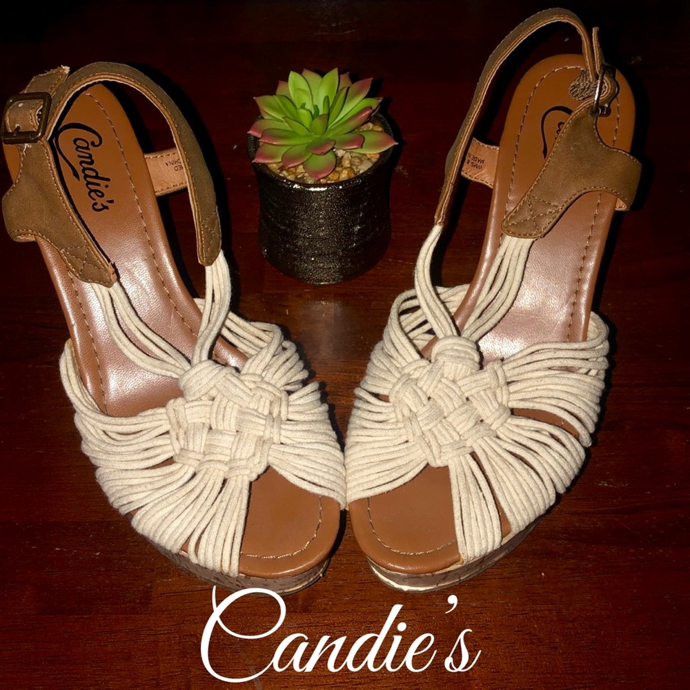 CANDIE’S - SZ 8 WEDGED HEEL WHITE CROCHET STYLE